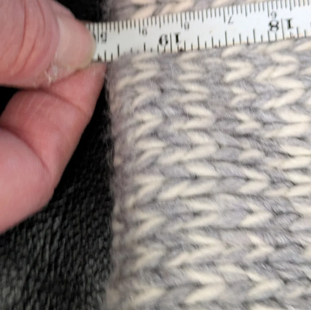 NWT Acorn Scarf Knit Flowers Very Cute!